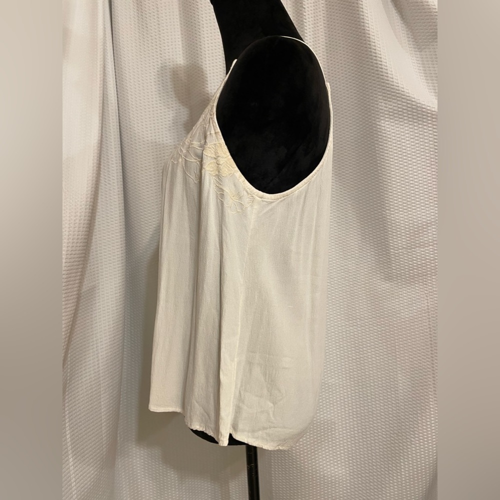 Love On A Hanger beige floral embroidered tank top size medium - Picture 4 of 7